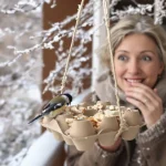 Ne jetez plus vos vieilles boîtes d’œufs : au jardin, elles attirent les oiseaux tout l’hiver