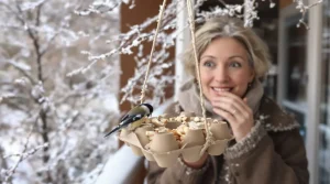 Ne jetez plus vos vieilles boîtes d’œufs : au jardin, elles attirent les oiseaux tout l’hiver